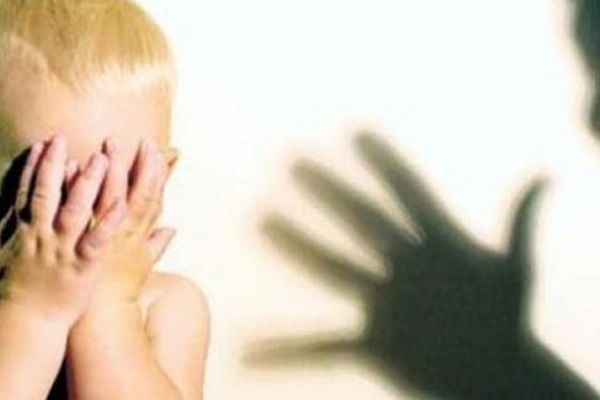 Kreşte, bakıcı kadın çocuğu nefessiz bırakarak susturdu