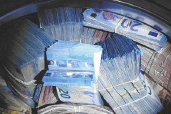 Hollanda polisinden dev baskın! 350 bin Euro’ya el koydular