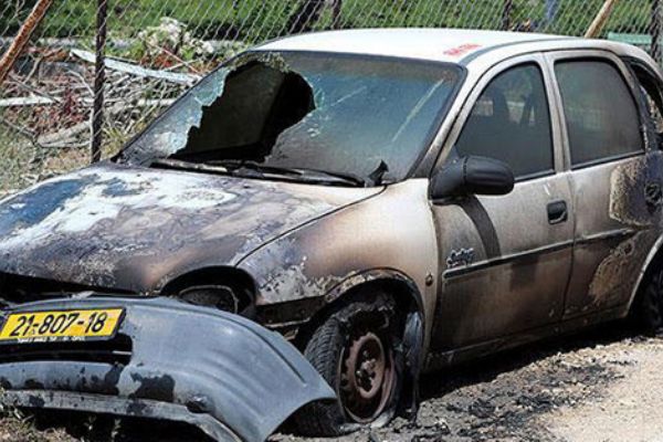 Irkçı Yahudiler Filistinliler'in araçlarını ateşe verdi