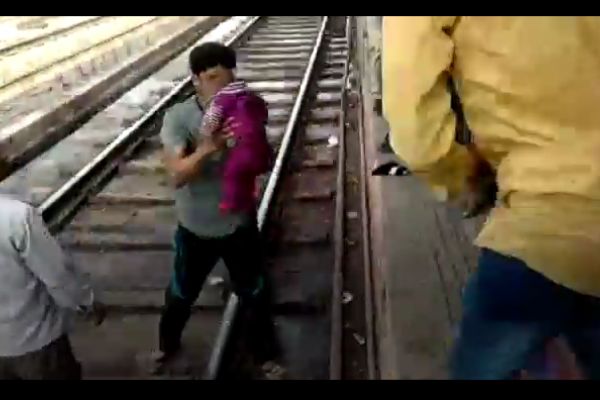 Üstünden tren geçen bebek yara almadan kurtuldu