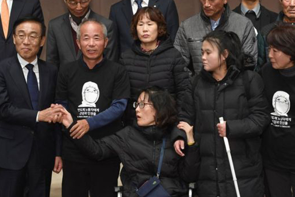 Samsung, fabrikalarında ölen işçilerin ailelerinden özür diledi