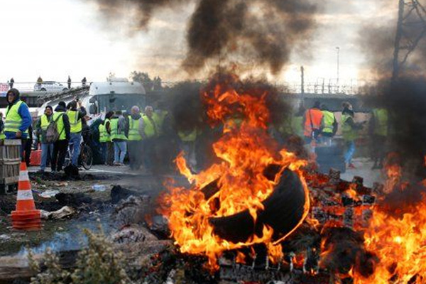 Akaryakıt zammı protestosunda şiddet olayları: Sokağa çıkma yasağı ilan edildi