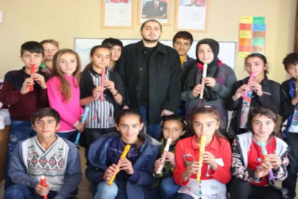 Öğrencilerinin sesi, karanlık dünyasını aydınlatıyor