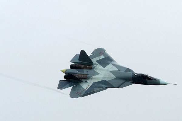 5. nesil Rus Su-57 avcı uçaklarından senkronize iniş