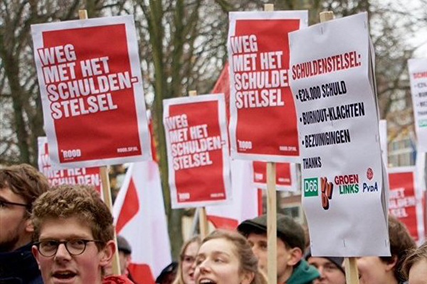 Hollanda'da karşılıksız bursları kaldırılan öğrencilerden protesto