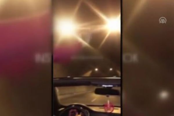 Üstü açık arabada ayağa kalkıp göbek atan magandalar yakalandı