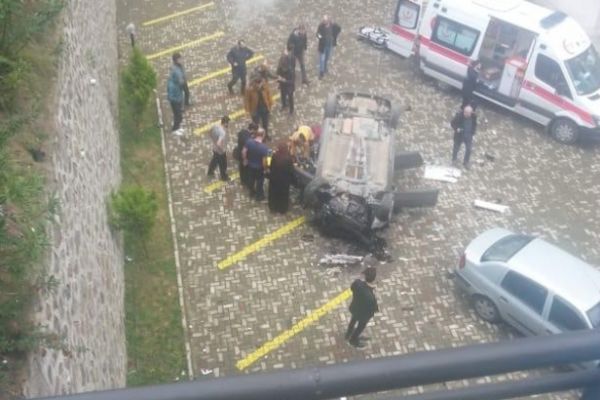 Kontrolden çıkan otomobil sitenin bahçesine girdi