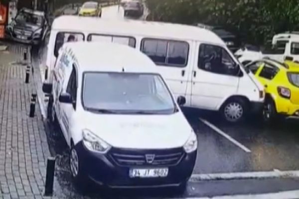 İki otomobil arasında sıkışan sürücü ölümden döndü