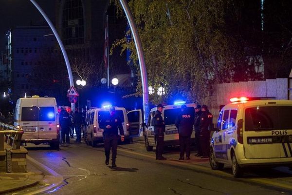 Elçilik önünde silah sesleri korkuttu