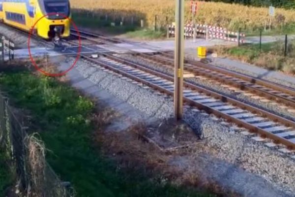 Bir Saniyeyle trenin altında kalmaktan kurtuldu