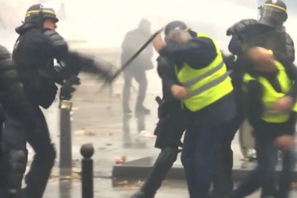 Fransa'da polis göstericileri copla dövdü