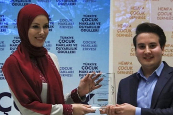 Gamze Özçelik tesettüre girdi