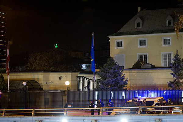 Avusturya Büyükelçiliği önünde ateş açan zanlılar yakalandı