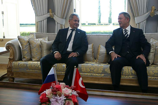 Akar Rus mevkidaşı Şoygu ile görüştü