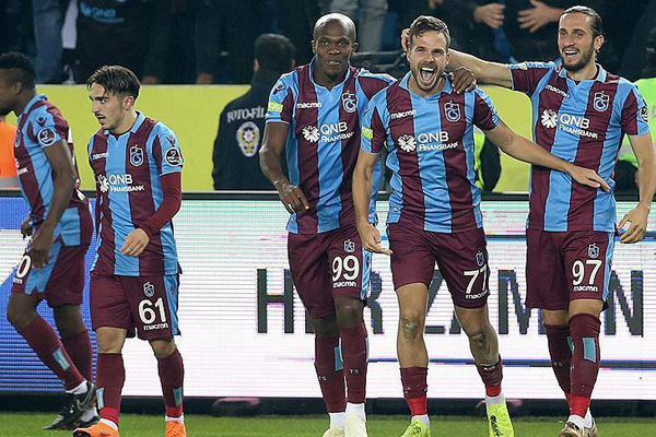 Trabzonspor taraftarının önünde Fenerbahçe'yi devirdi