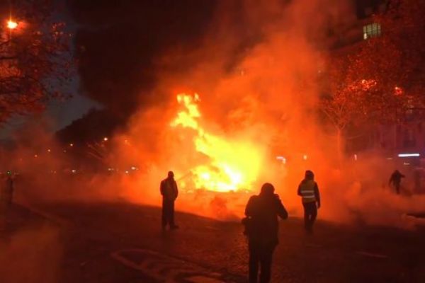 Paris sokağa çıkma yasağı an meselesi