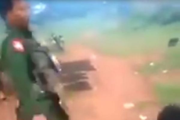 Mynmar askerlerinin Arakanlı Müslümanlara yaptığı zulüm günden güne artıyor