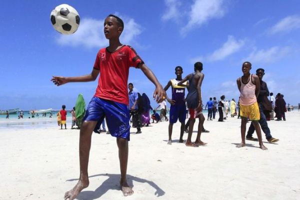 Somali'de köyler arasındaki futbol turnuvasında maçları Ak-47'li hakem yönetiyor