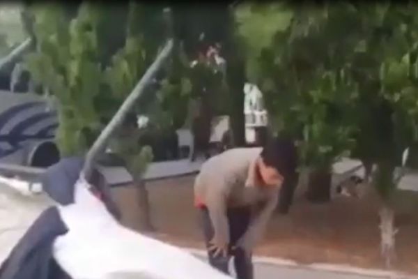 Geri dönüşüm işçisi çocuk, namazını topladığı kağıdın üzerinde kıldı