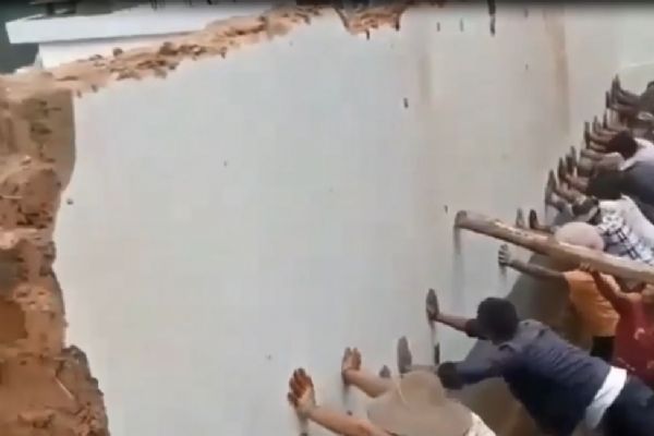 Duvarı İş makinesiyle değil, insan gücüyle yıktılar