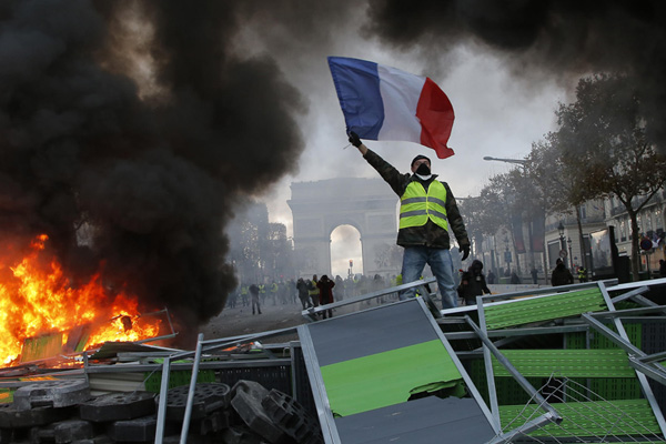 'Fransa'daki protestolar ülke ekonomisini etkiledi'