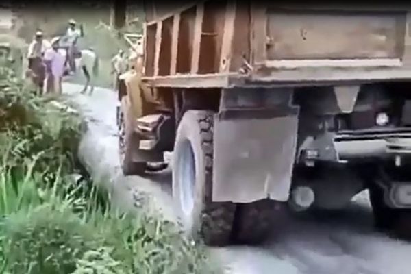 Köylünün yaptığı köprüden geçen kamyon dereye yuvarlandı