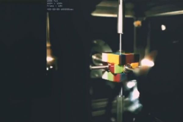 Yapay zekalı robot, zeka küpünü 25 salisede yaptı