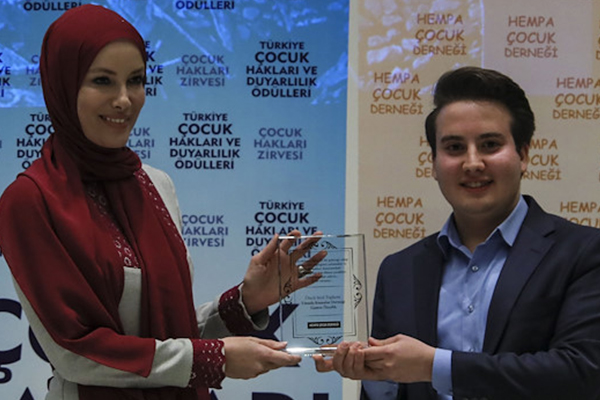 Tesettüre giren Gamze Özçelik'e sosyal medyadan linç