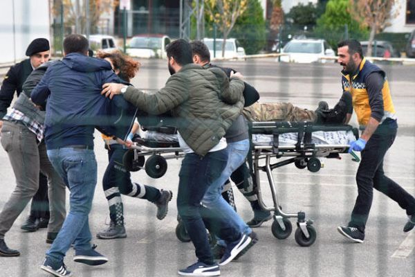 Dur ihtarına uymayan zanlı jandarma ekibine ateş açtı ! 2 asker yaralandı