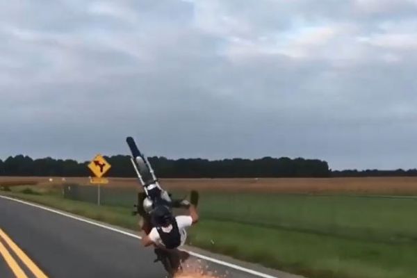 Tek teker üzerinde gide motosikletli ölümden döndü