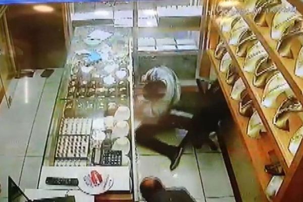 İstanbul'da dehşet anları! Soyguncuya telefonla direndi, soyguncu ise...