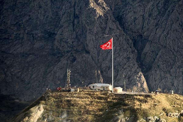 Hakkari'de dev Türk bayrağı göndere çekildi