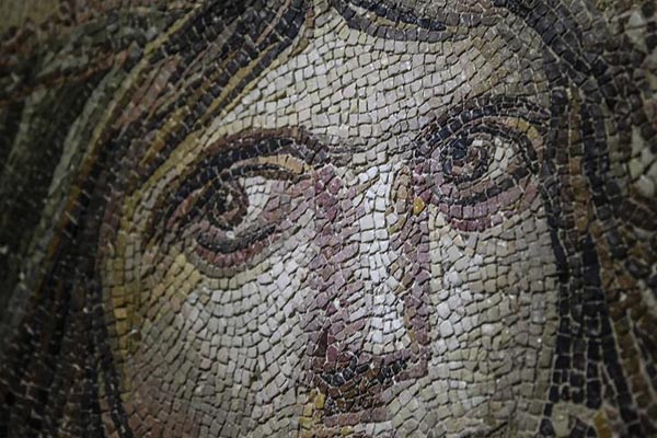 'Çingene Kızı' mozaiğinin kayıp parçaları Türkiye'ye getirildi