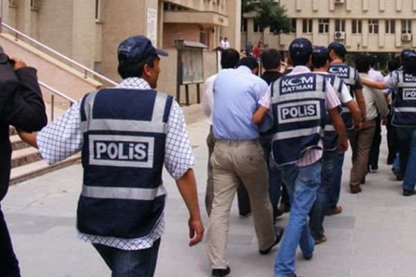 Bakanlık çalışanlarına FETÖ operasyonu