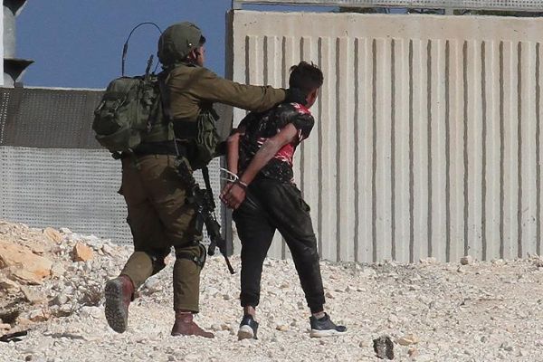 İsrail askeri 16 Filistinliyi gözaltına aldı
