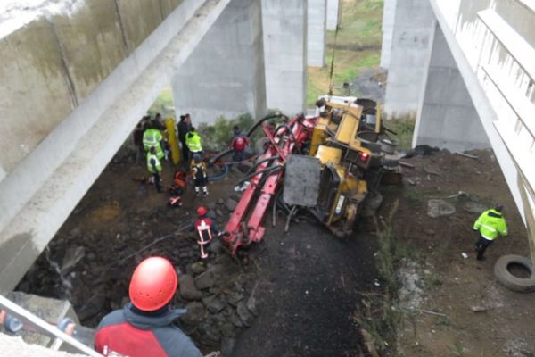 Beton mikseri viyadükten aşağı düştü