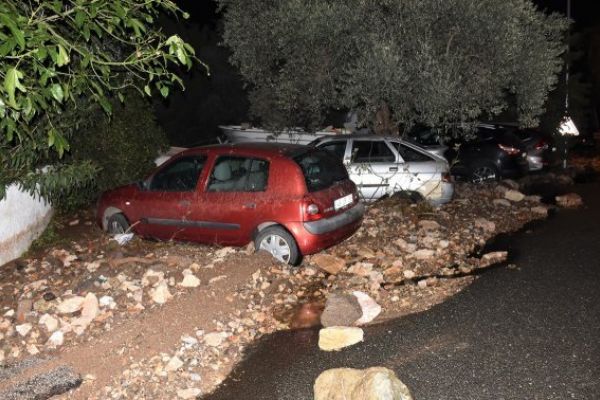 Bodrum’da içme suyu borusu bomba gibi patladı