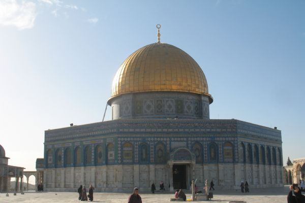 İsrail askerlerinin yaraladığı Gazzeli genç kız Mescid-i Aksa'yı ilk defa ziyaret etti