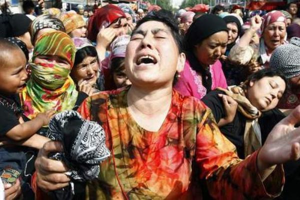 Cenazesini defnetmek isteyen Doğu Türküstanlılara, çinli memurlar saldırdı