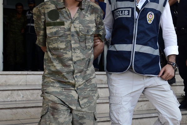 Darbeci subaylar erlere 'Babanızı görseniz vurun' talimatı vermiş