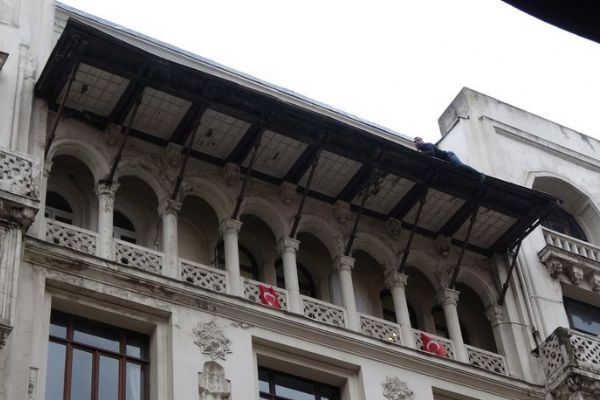 İstiklal Caddesi'ndeki intihar girişimi 2 saat sürdü