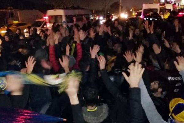 Fenerbahçe taraftarları Ersun Yanal için Samandıra'da