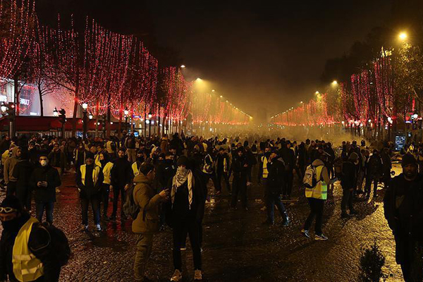 Fransızların çoğu 'sarı yeleklileri' destekliyor