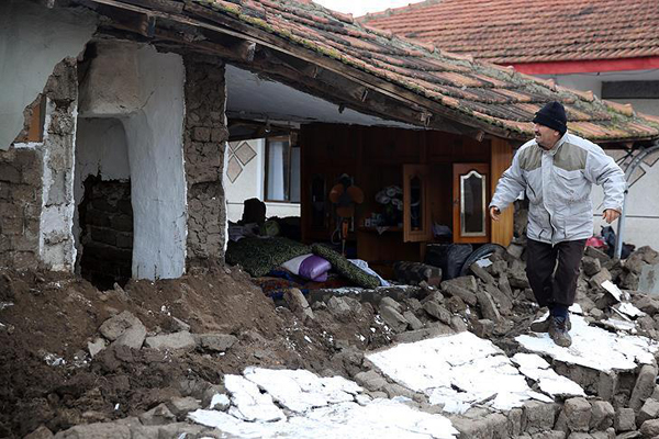 'Büyük bir sesle uyandık her taraftan su akıyordu'
