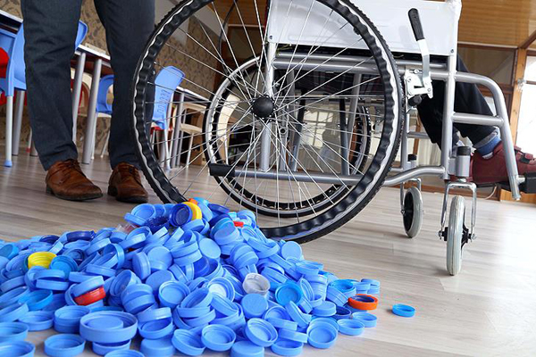 'Mavi kapak'lar ile binlerce engellinin yüzünü güldürdü