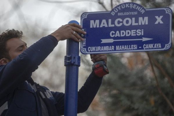 ABD Büyükelçiliğinin sokağına Malcolm X ismi verildi