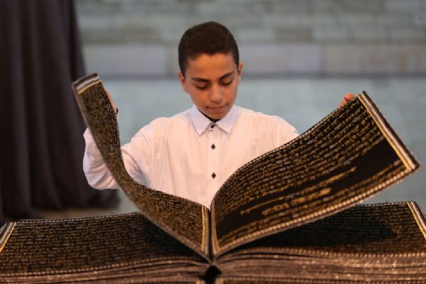 Suriyeli göçmenini kumaşa nakşettiği Kuran-ı Kerim, görenlerin beğenisini topluyor