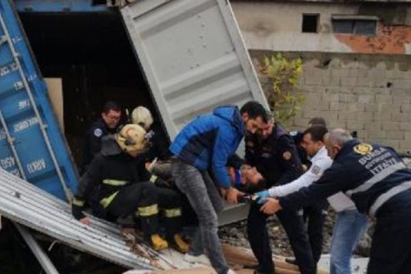 Fabrikada konteyner faciası! 2 ölü 1 yaralı