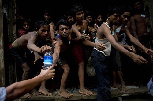 Arakanlı Müslümanlar yağmur suyu içiyor - 7