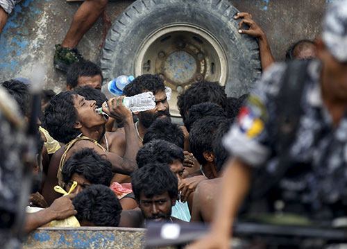 Arakanlı Müslümanlar yağmur suyu içiyor - 8